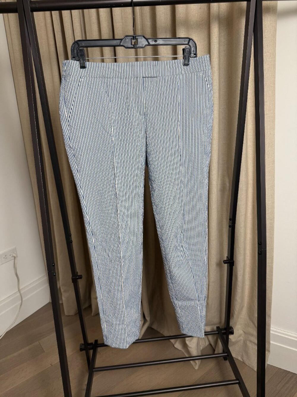 Akris Punto | Size 8 | Frankie Stretch Seersucker Pants in Cream and Navy